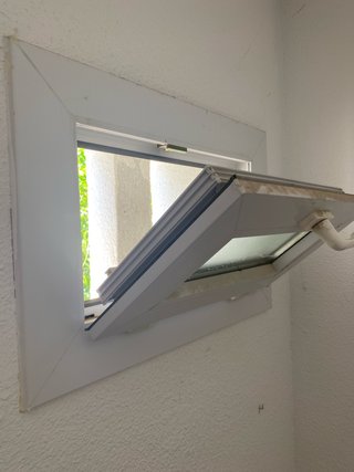 Ventana pequeña blanca