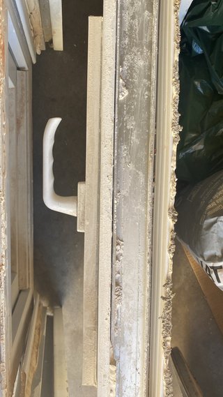Ventana pequeña blanca