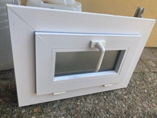 Ventana pequeña blanca