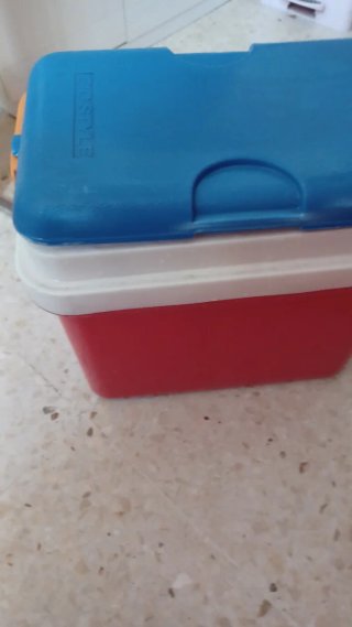 Nevera pequeña azul y roja