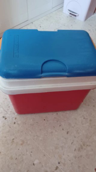 Nevera pequeña azul y roja