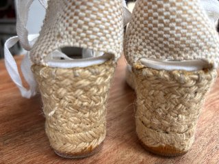 Alpargatas blancas con cuña y lazos