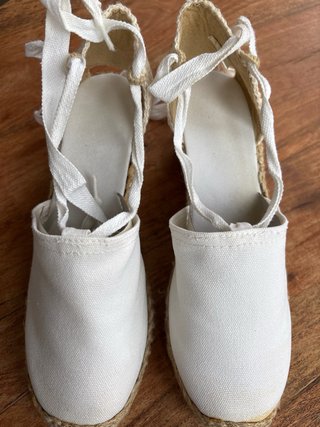 Alpargatas blancas con cuña y lazos