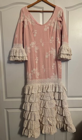 Traje Flamenca Rosa con Bordado Blanco