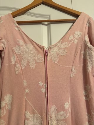 Traje Flamenca Rosa con Bordado Blanco