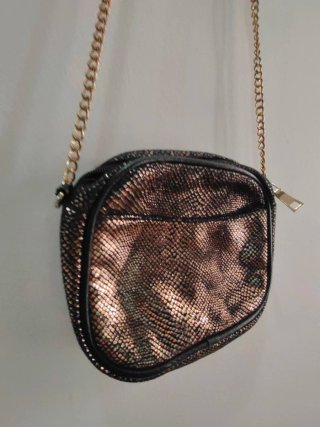 Bolso bandolera negro y dorado