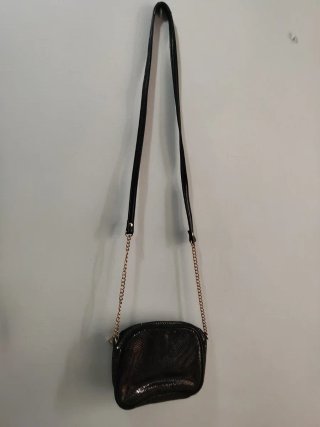 Bolso bandolera negro y dorado