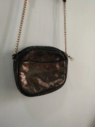 Bolso bandolera negro y dorado