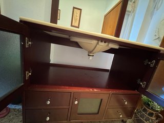 Mueble de baño completo madera y cristal.