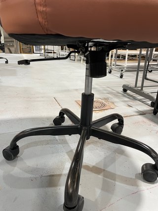 Silla de oficina ergonómica marrón