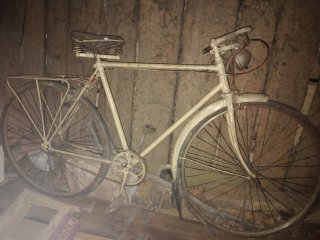 Bicicleta antigua color crema