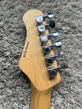 Guitarra Eléctrica Negra, sin cuerdas.