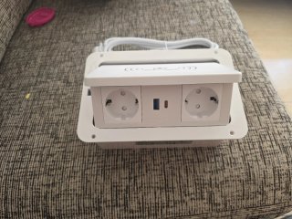 Enchufe de mesa con carga inalámbrica