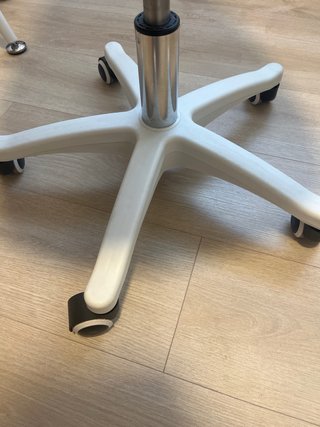 Silla de escritorio blanca con ruedas