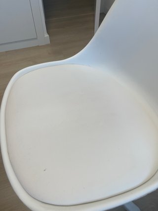 Silla de escritorio blanca con ruedas