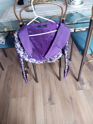 Vestido y chaqueta morado con estampado gris