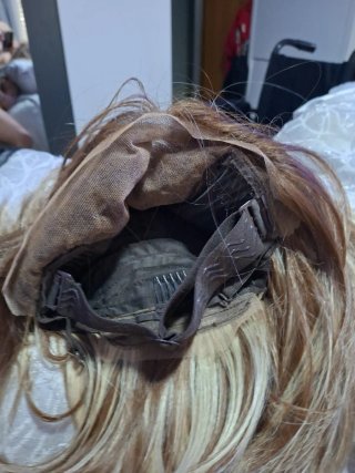 Peluca castaña con mechas rubias