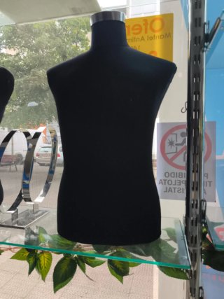 Maniquí negro para ropa