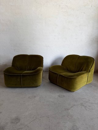 Due poltrone moderne e confortevoli
