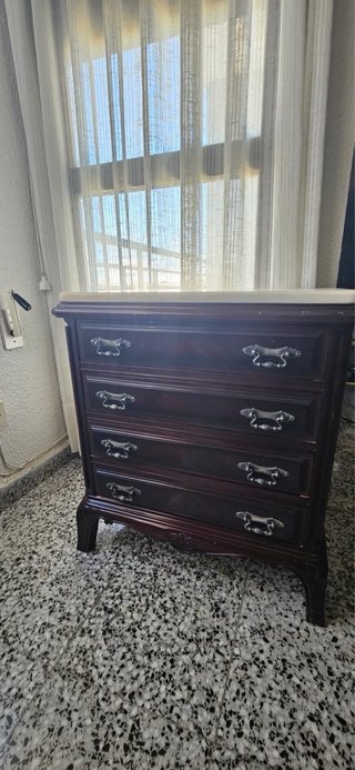 Cómoda de madera con tapa de mármol