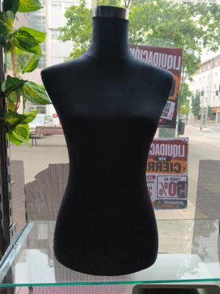 Maniquí negro para escaparate