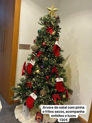 Árbol de Navidad con adornos y luces