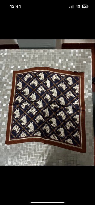 Foulard in seta 100% con cavalli