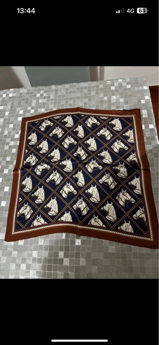Foulard in seta 100% con cavalli