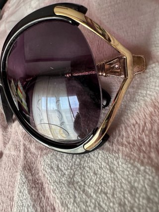 Gafas de sol modernas llamativas