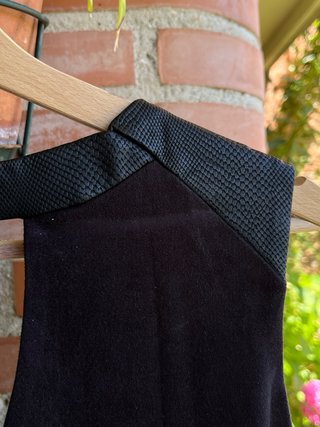 Vestido corto negro de ante y piel de Allyson