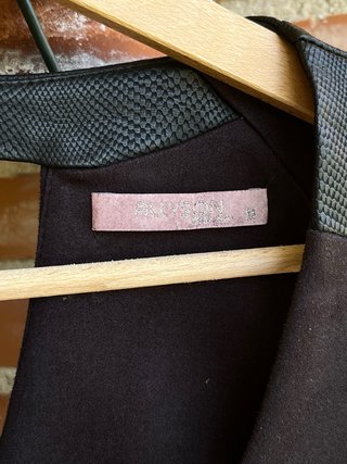 Vestido corto negro de ante y piel de Allyson