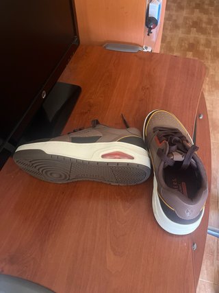Vendo zapato skechers casi nuevo  talla 40