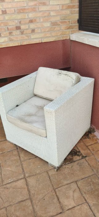 Sillón de jardín blanco son  dos