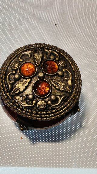 Caja joyero pequeña con piedras ámbar