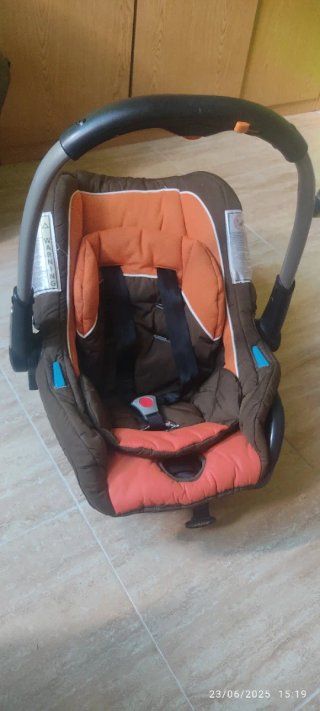 Silla de coche infantil marrón y naranja
