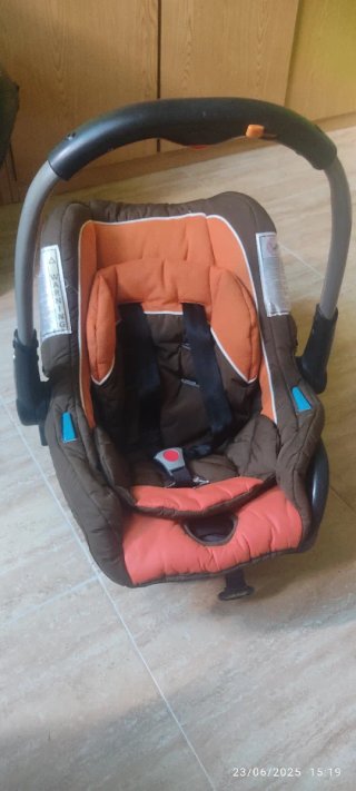Silla de coche infantil marrón y naranja
