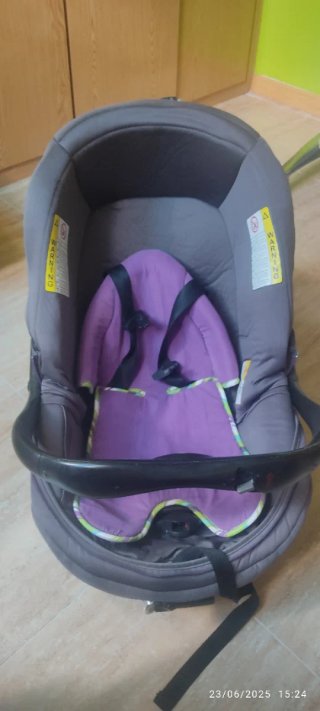 Silla de coche infantil marrón y naranja