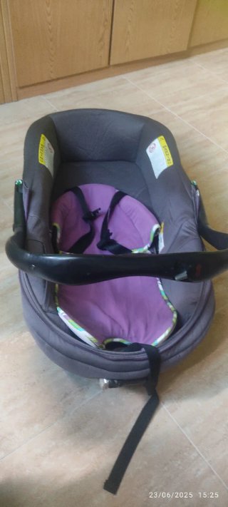 Silla de coche infantil marrón y naranja