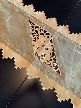 Camino de mesa 110 cm beige con bordado