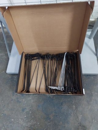 Expositor gris para blisters con más de 50 ganchos