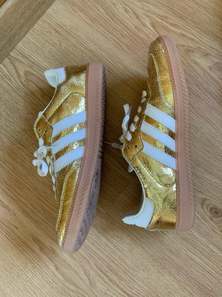 Zapatillas Adidas Doradas y Blancas