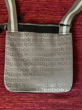 Bolso bandolera Reebok beige estampado