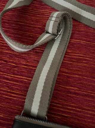 Bolso bandolera Reebok beige estampado
