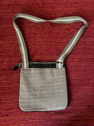 Bolso bandolera Reebok beige estampado