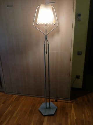 Lámpara de pie metal y vidrio
