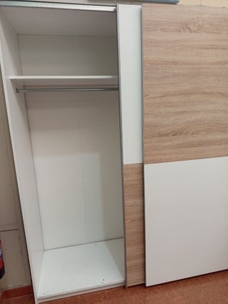 Armario puertas correderas madera y blanco
