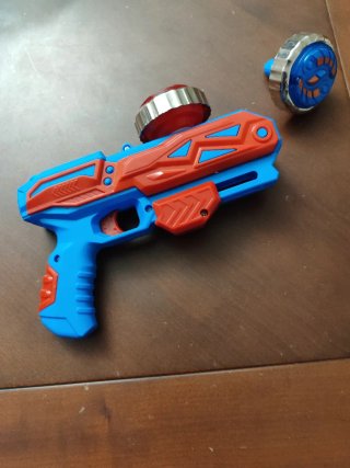 Pistola de juguete azul y roja nueva a estrenar