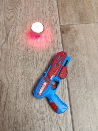Pistola de juguete azul y roja nueva a estrenar