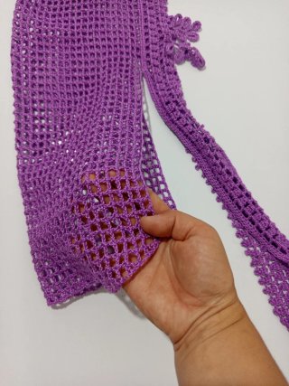Bandana crochet morada hecha a mano