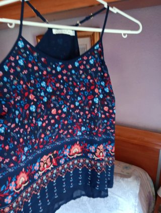 Top Beauty floral azul talla M